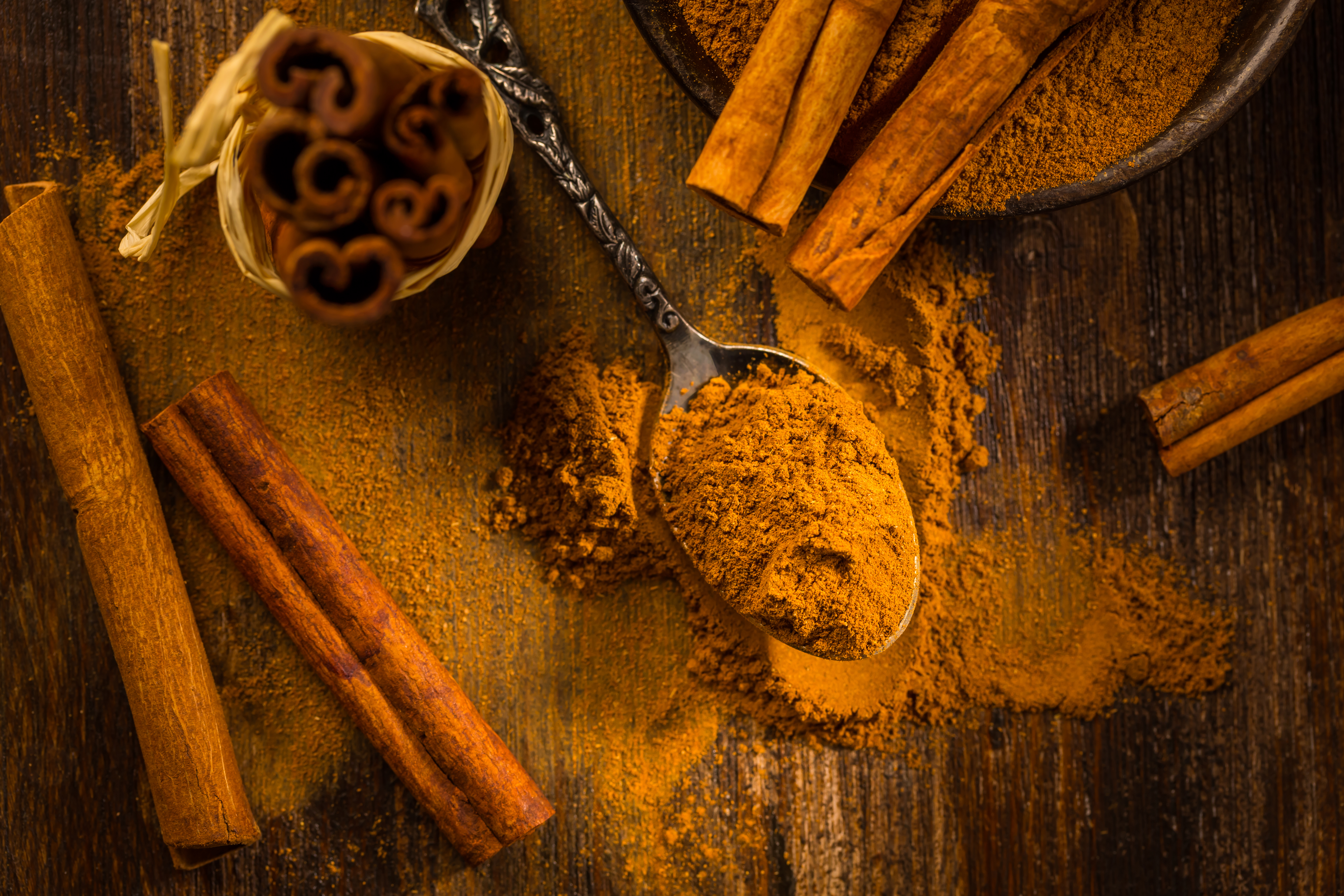 cinnamon-powder-in-vintage-spoon-with-cinnamon-sti-2021-08-29-01-50-11-utc.jpg